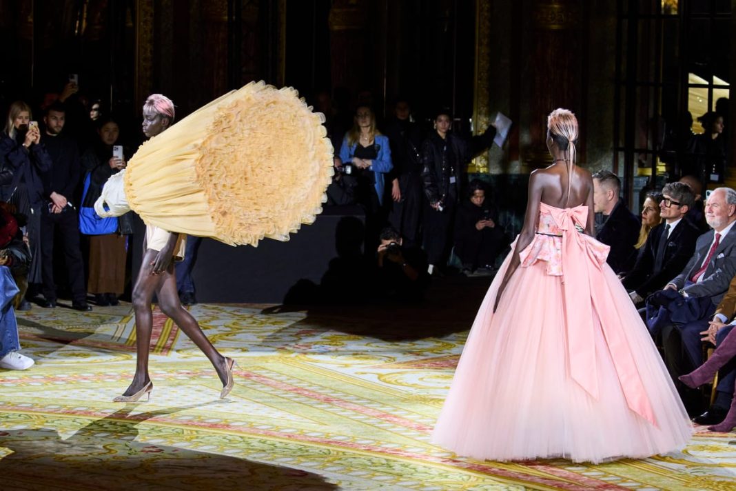 viktor-&-rolf-proves-there-are-many-ways-to-wear-a-ballgown