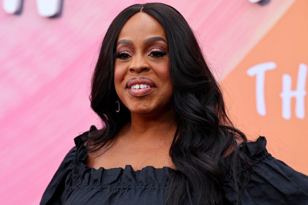 niecy-nash-looks-totally-different-with-this-two-toned-“strawberry-shortcake”-hair-—-see-photos
