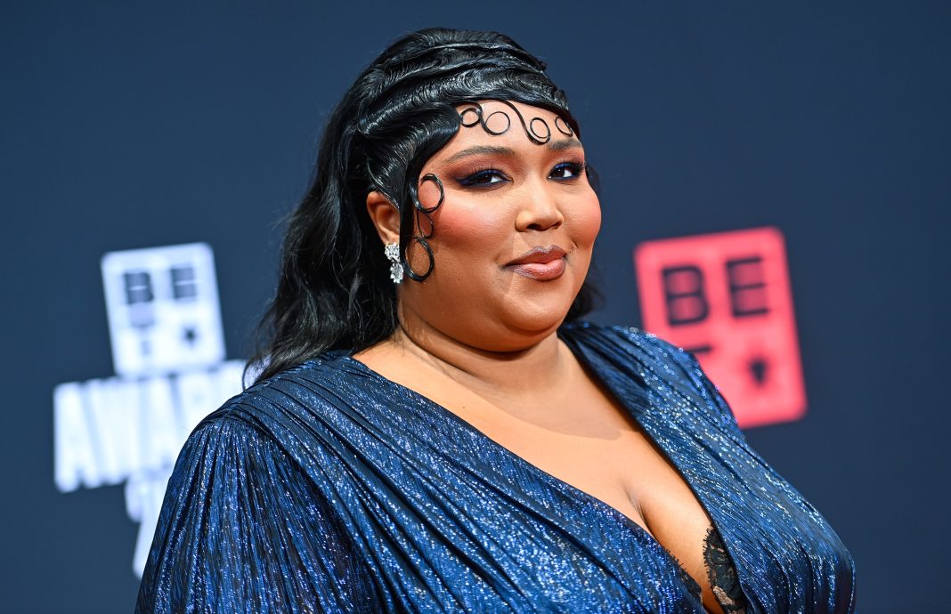 lizzo-turned-herself-into-“lizzolas”-with-a-platinum-wig-— see-the-photos