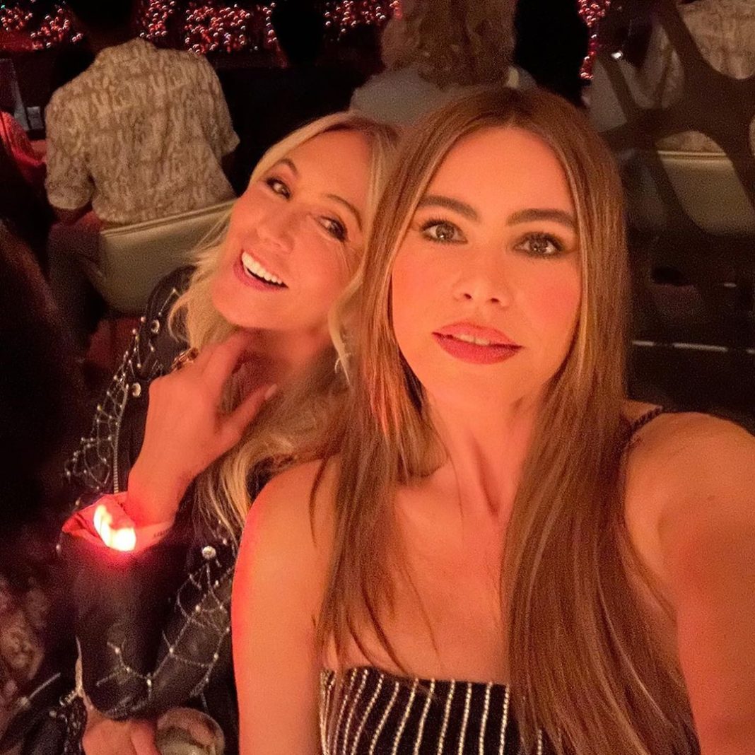 sofia-vergara-sparkles-in-pinstriped-style-at-taylor-swift-concert