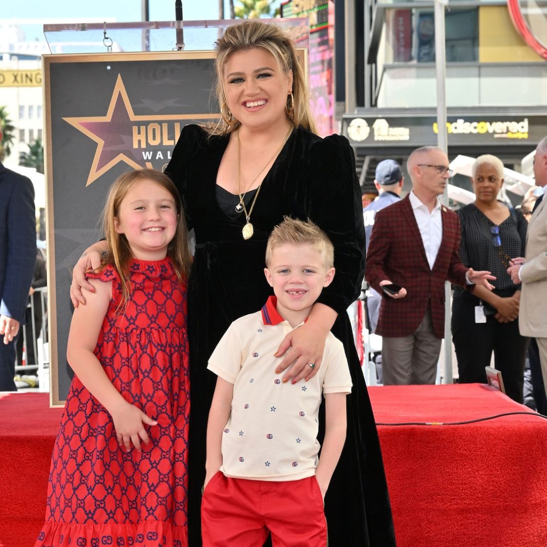 kelly-clarkson’s-kids-make-surprise-appearance-onstage-at-vegas-show
