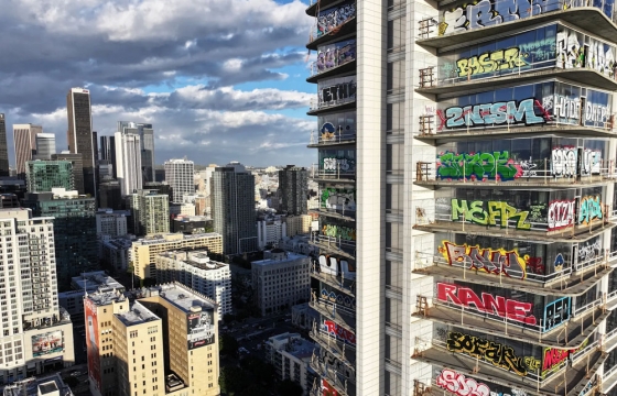 los-angeles-skyscraper-development-covered-in-graffiti-and-changes-the-landscape