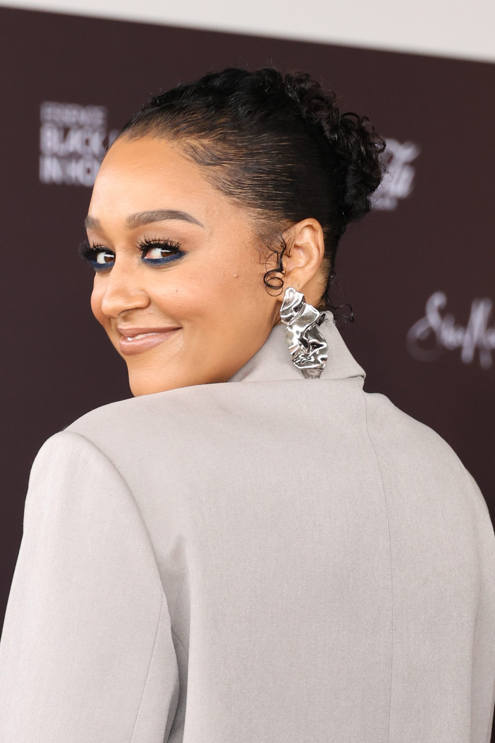 it’s-not-every-day-you-see-knee-length-twists-like-tia-mowry’s-—-see-photos